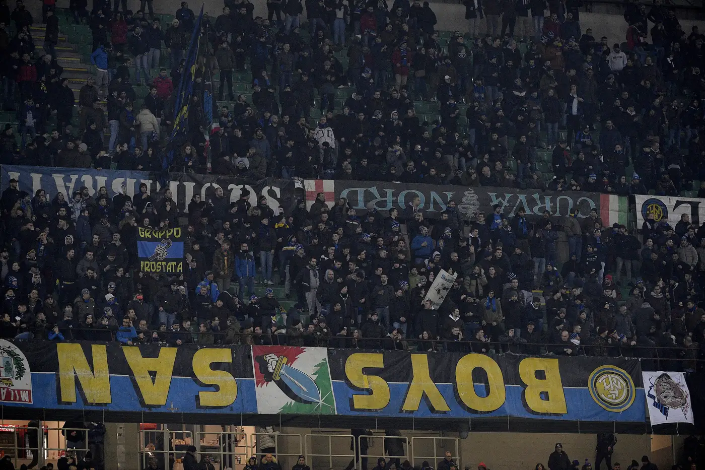 Tifosi ultrà dell'Inter della Curva Nord con striscioni Tifosi ultrà dell'Inter della Curva Nord con striscioni