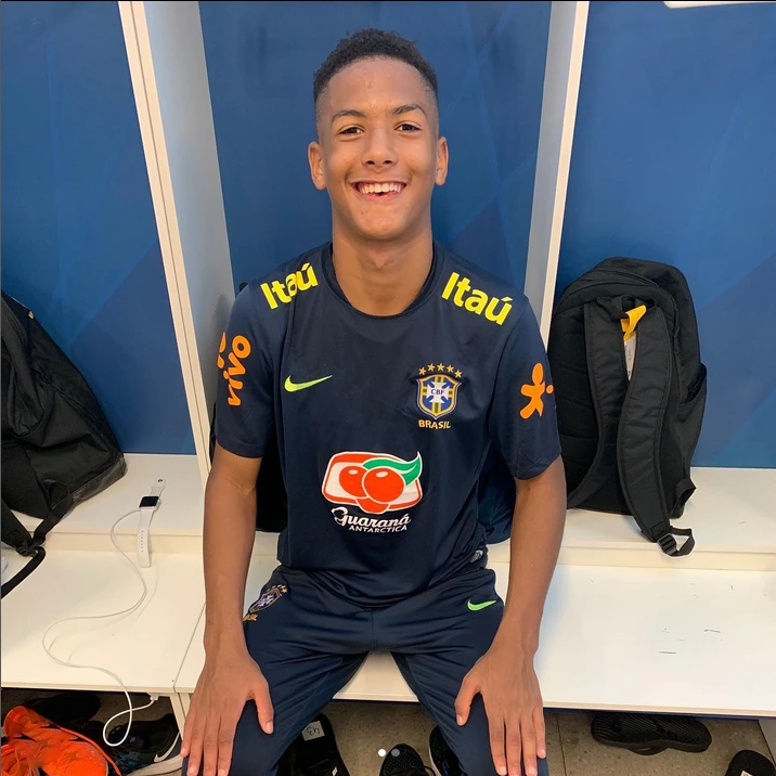 Angelo Gabriel seduto sorridente negli spogliatoi